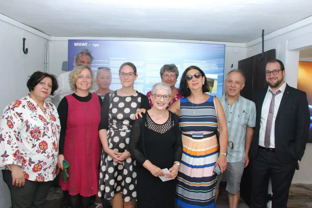 Mitglieder des Vereins für jüdische Geschichte und Kultur, der Jüdischen Gemeinde Emmendingen nahmen zusammen mit Rabbi Yaakov Yosef Yudkowsky an der Einweihung der erneuerten Gedenktafel teil.